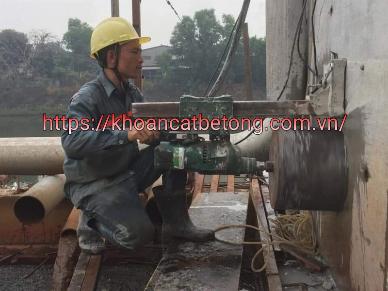 Khoan lỗ xuyên tường vách bê tông tại quận tân phú giá rẻ